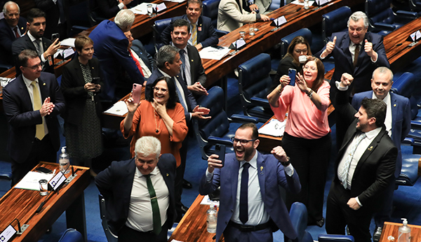 Senado aprova PEC que limita decisões individuais de ministros do STF