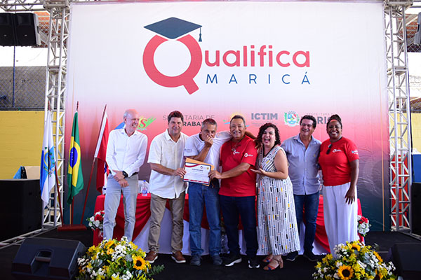 Qualifica Maricá entrega 853 certificados para alunos do 5º ciclo