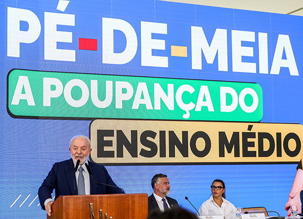 Ensino médio: Pé-de-Meia dará R$ 2 mil por ano a alunos de baixa renda