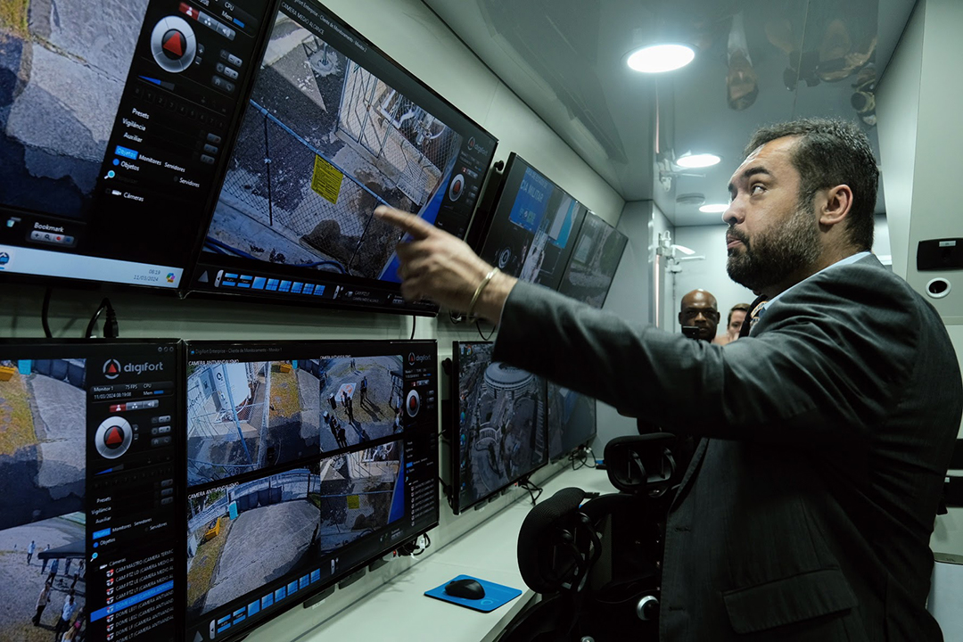 Cláudio Castro entrega Centro Integrado de Controle Móvel à Polícia Militar