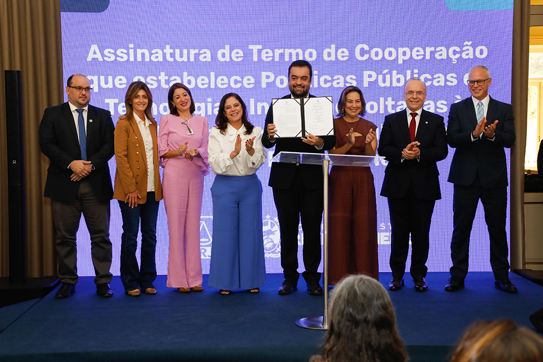 Cláudio Castro assina termo de cooperação para fortalecer políticas públicas de proteção à mulher