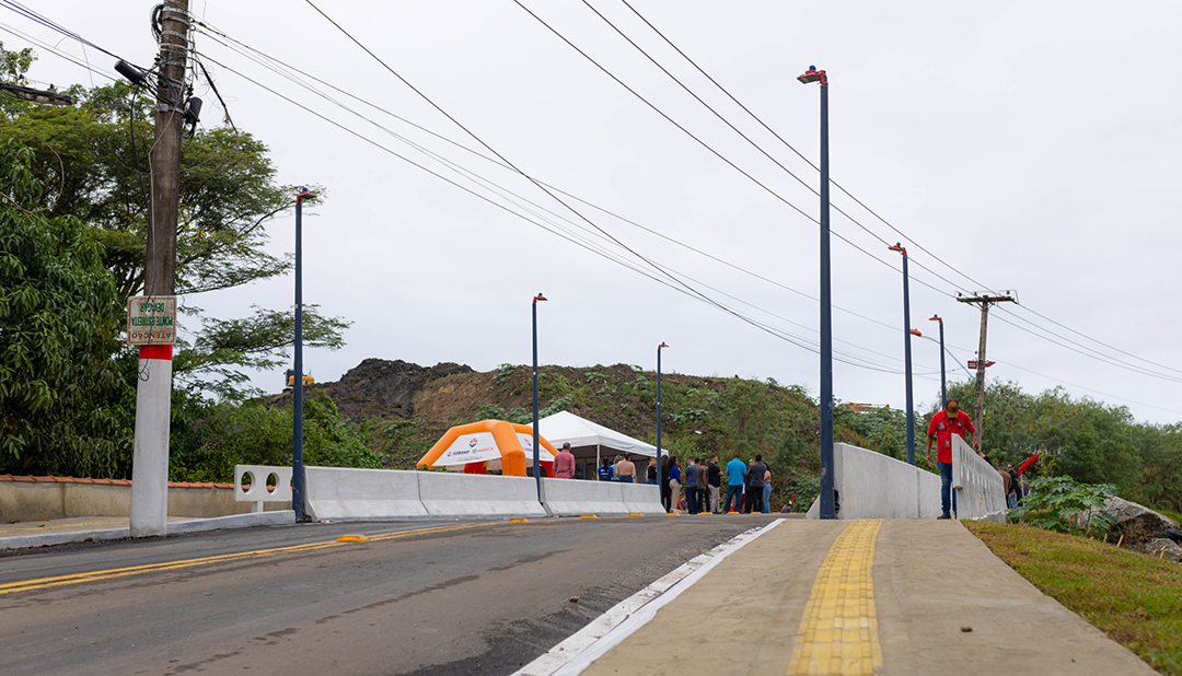 Prefeitura entrega duas novas pontes nos bairros do Caxito e Espraiado