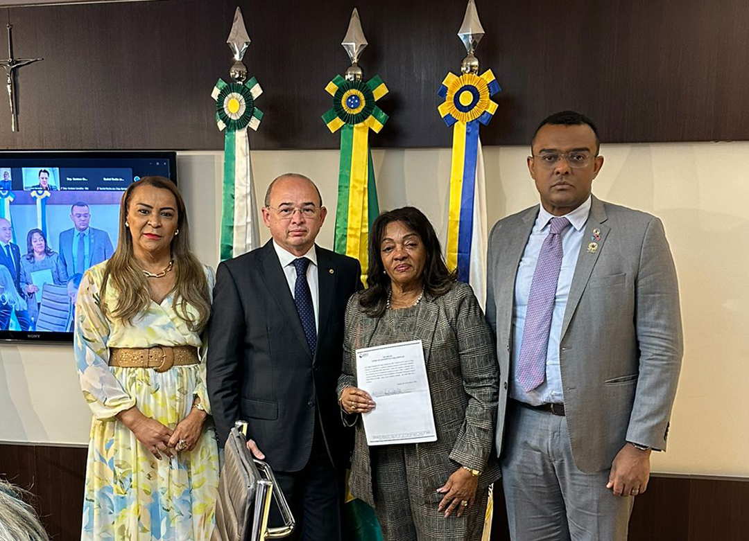Otoni de Paula Pai é homenageado com medalha inédita