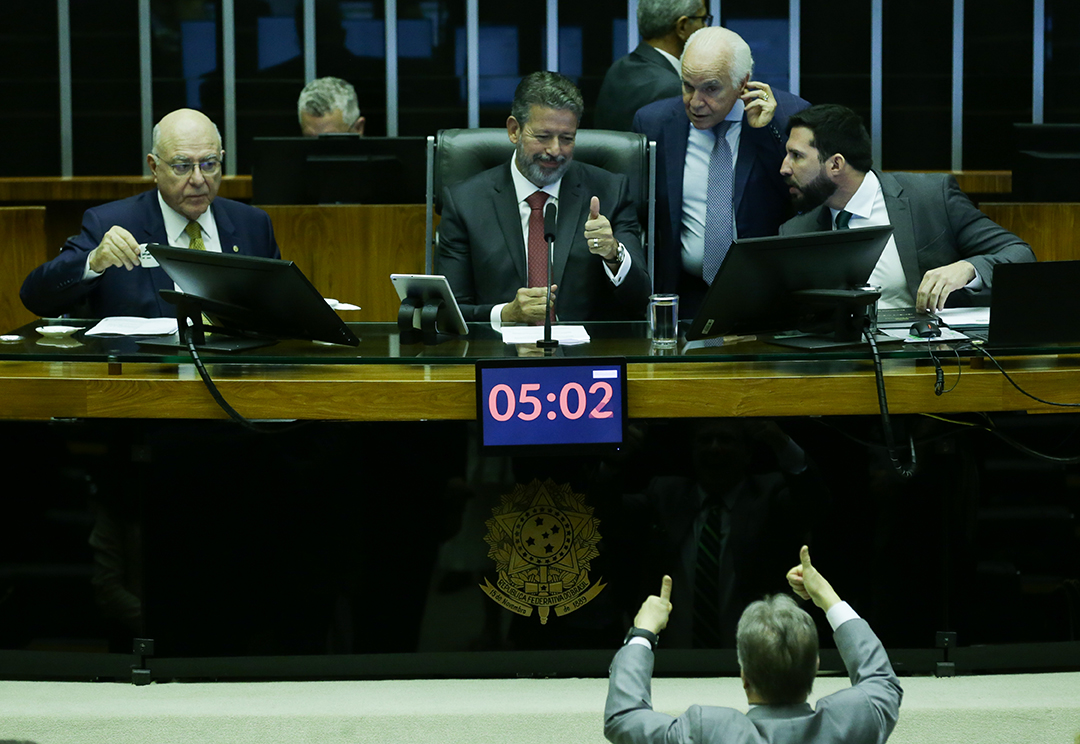 Câmara aprova PEC que perdoa multas e cotas raciais de partidos