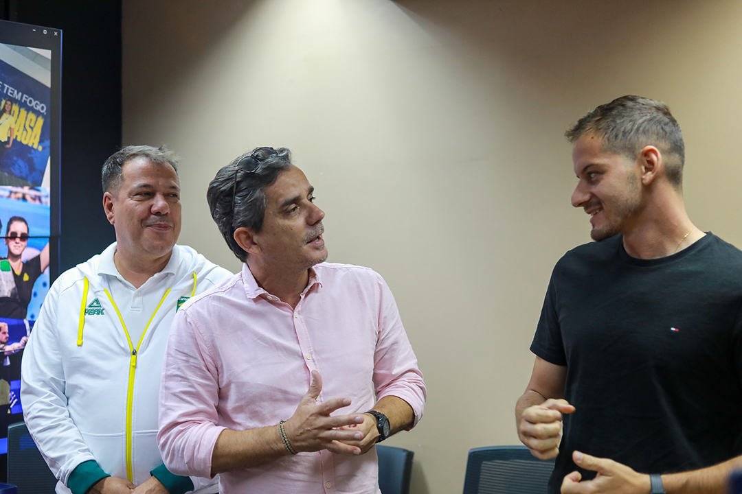 Arqueiro olímpico Marcus D’Almeida visita a Prefeitura de Maricá