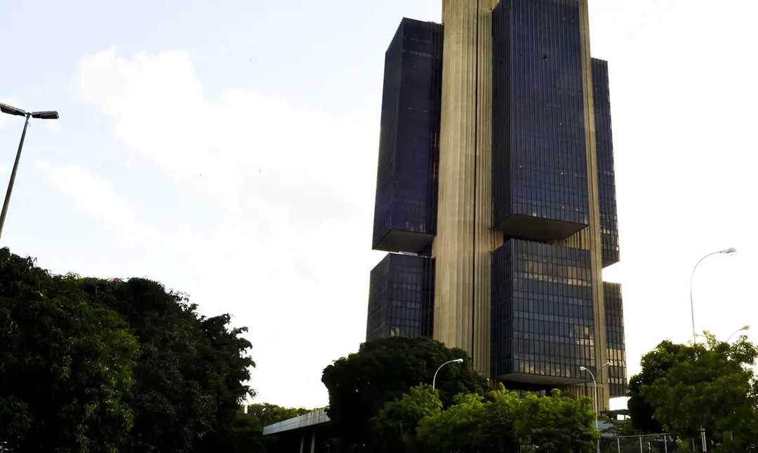 BC leiloa US$ 4 bi de reservas internacionais para segurar dólar