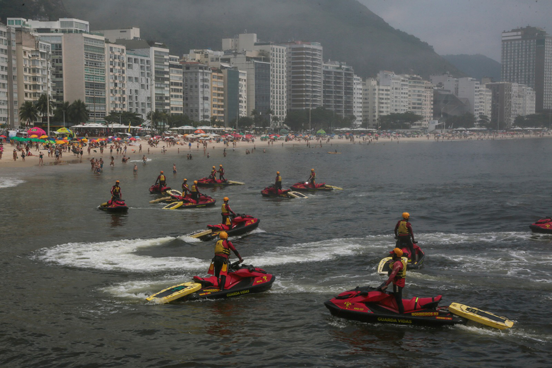 Foto: Divulgação/GOVRJ Operação Verão dos Bombeiros já resgatou mais de seis mil pessoas em toda orla