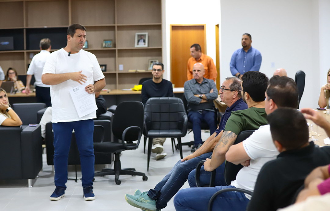 Foto: Gilberto Rocha/PMSJM Prefeito Léo Vieira se reúne com vereadores para tratar sobre a calamidade financeira