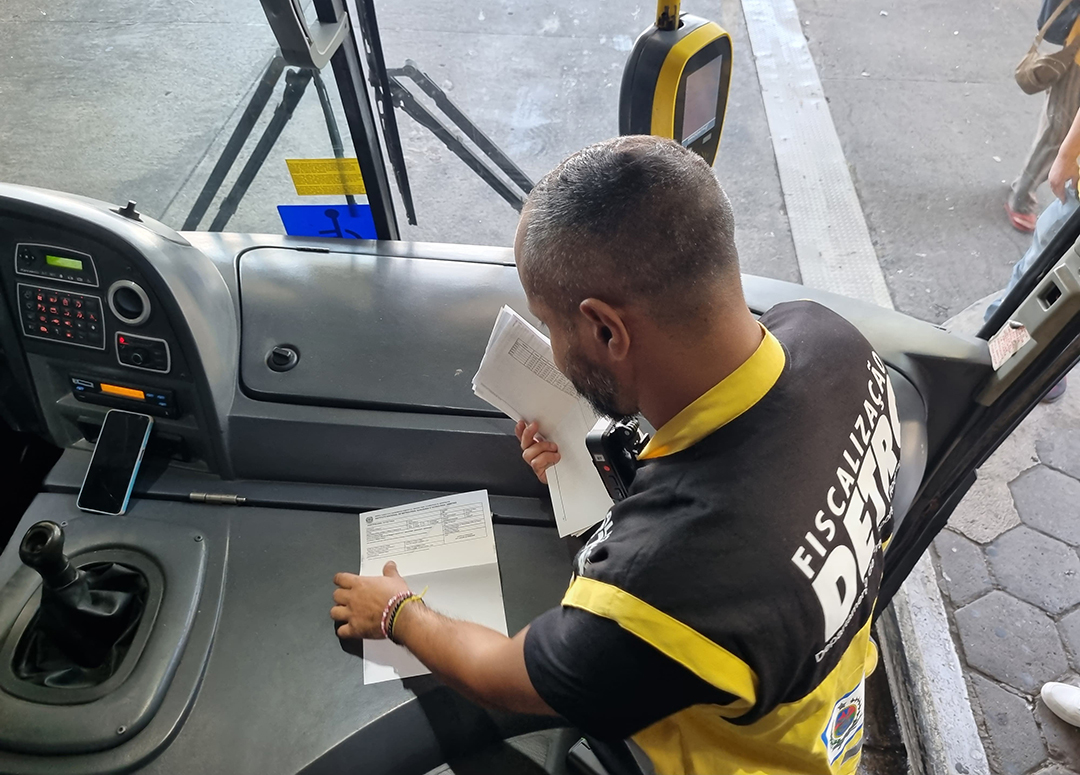 Foto: Divulgação/DetroRJ Detro-RJ inicia Operação Carnaval 2025 fiscalizando ônibus e conscientizando passageiros