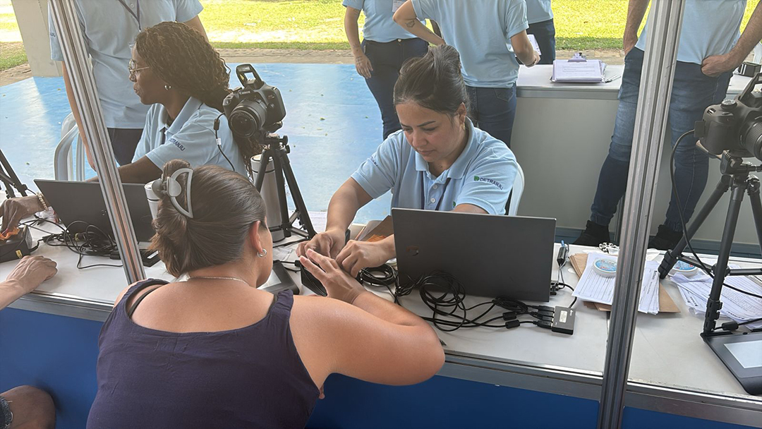 Foto: Fernando Hanriot e Rafaela Pacheco/GOVRJ Detran Presente chega a São João de Meriti levando serviços aos moradores da região