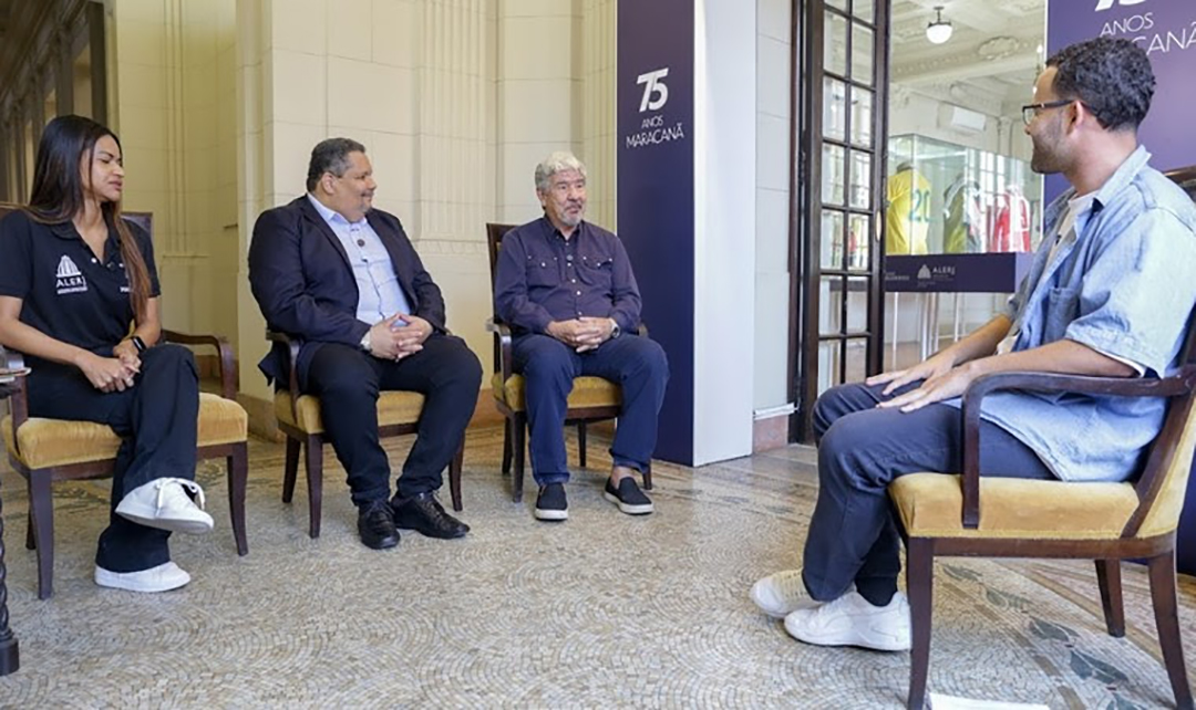 Foto: Alex Ramos/Alerj Joel Santana visita exposição inédita sobre os 75 anos do Maracanã no Palácio Tiradentes