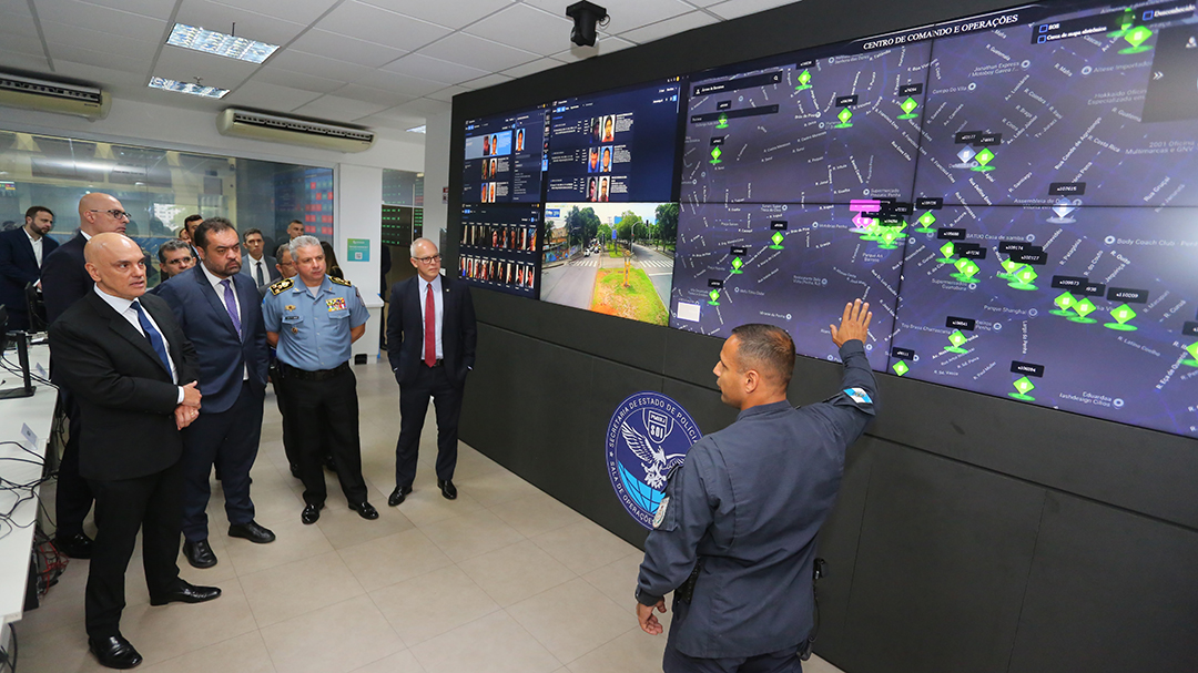 Foto: PhilIppe Lima/GOVRJ Cláudio Castro recebe ministro Alexandre de Moraes no Centro Integrado de Comando e Controle