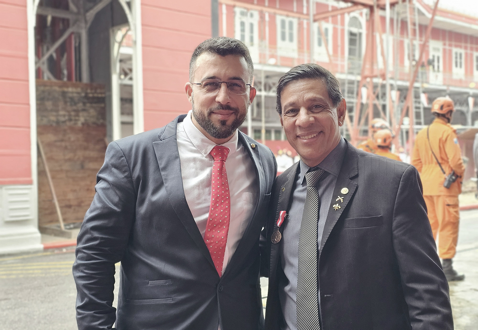 Na imagem o Deputado Marcelo Dino e o Sargento Bombeiro Militar Camara. Foto: Divulgação Balanço Legislativo destaca avanços para bombeiros e militares no RJ