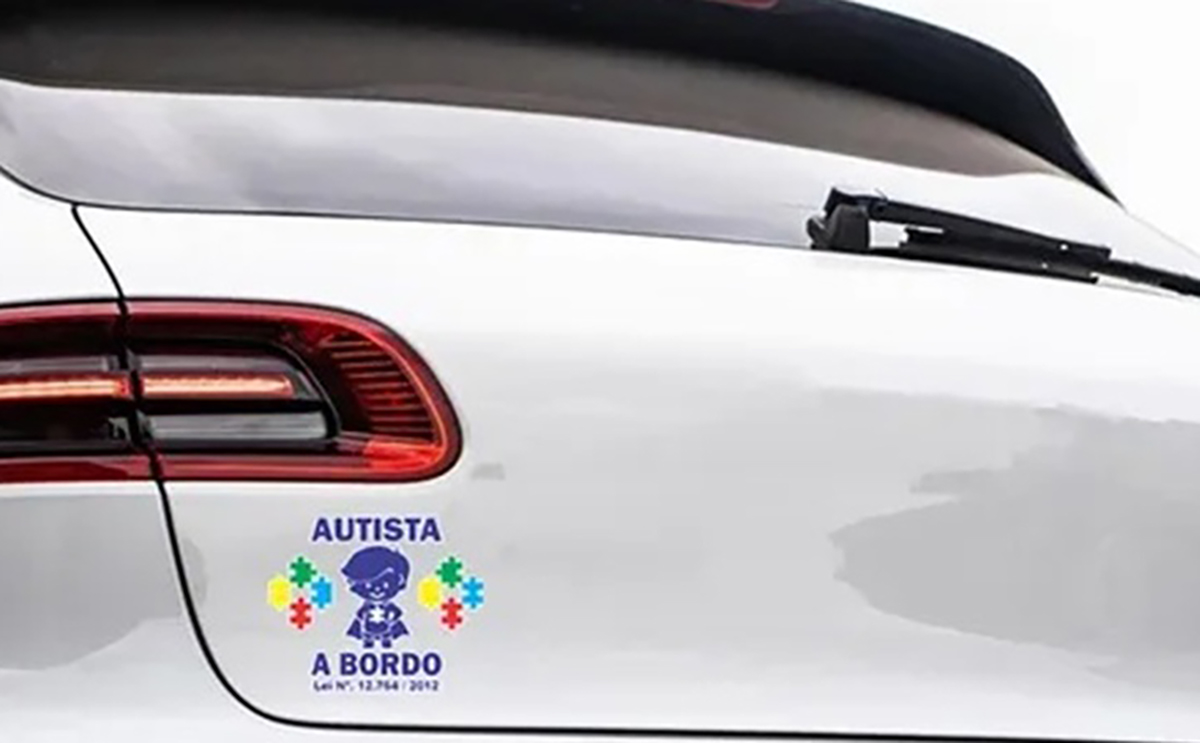 Foto: Divulgação/GOVRJ Carros de pessoas com autismo poderão ser identificados por selo emitido pelo Governo do Estado