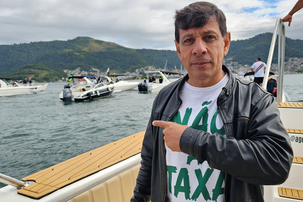 Deputado Marcelo Dino participa de manifestação contra taxa de turismo em Angra dos Reis