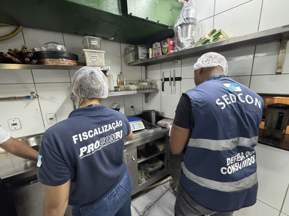 Foto: Divulgação/Sedcon Força-tarefa do Procon-RJ e Sedcon descarta mais de 167 kg de alimentos impróprios de bares e restaurantes