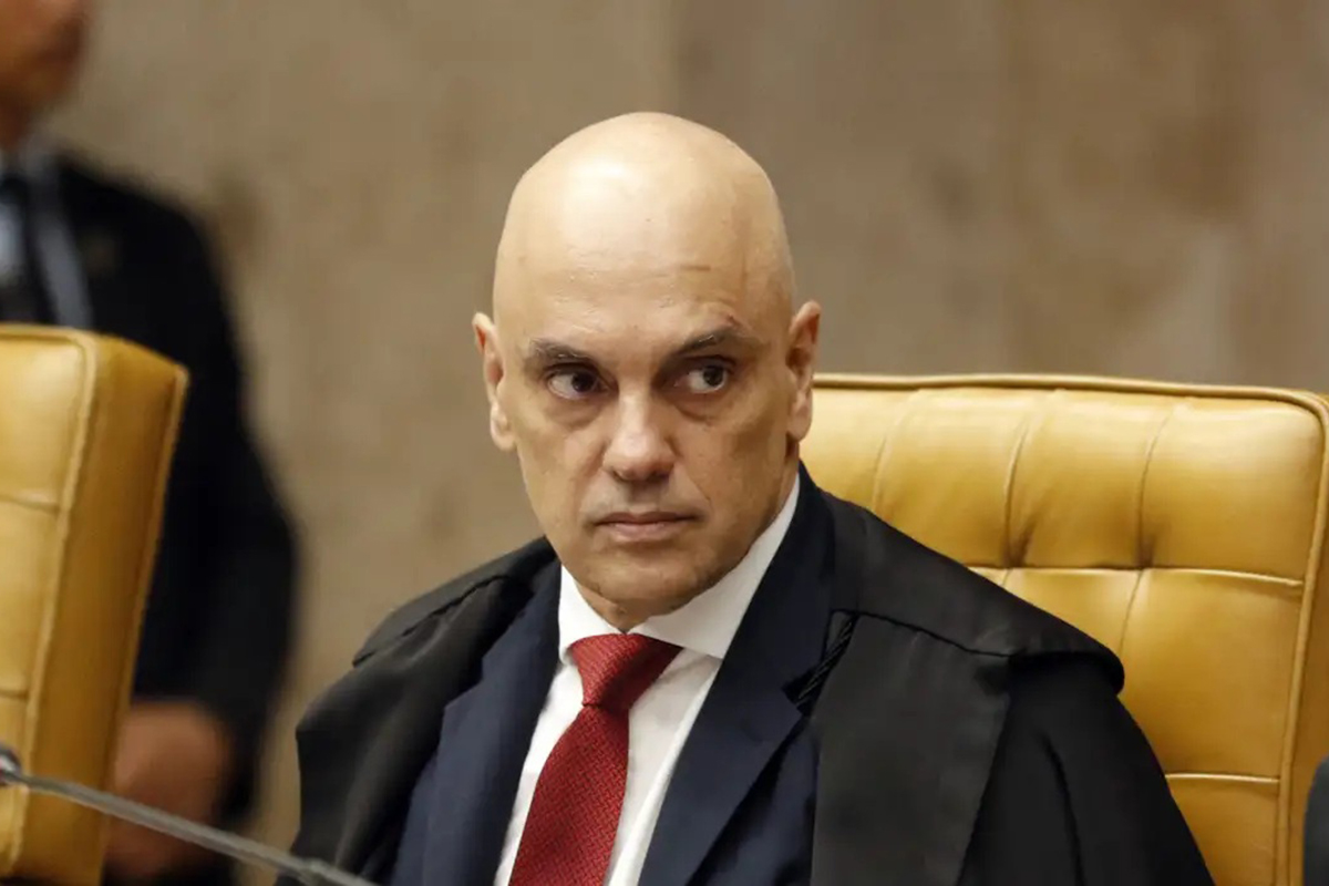 Alexandre de Moraes suspende visitas do senador Flávio a Bolsonaro na prisão domiciliar