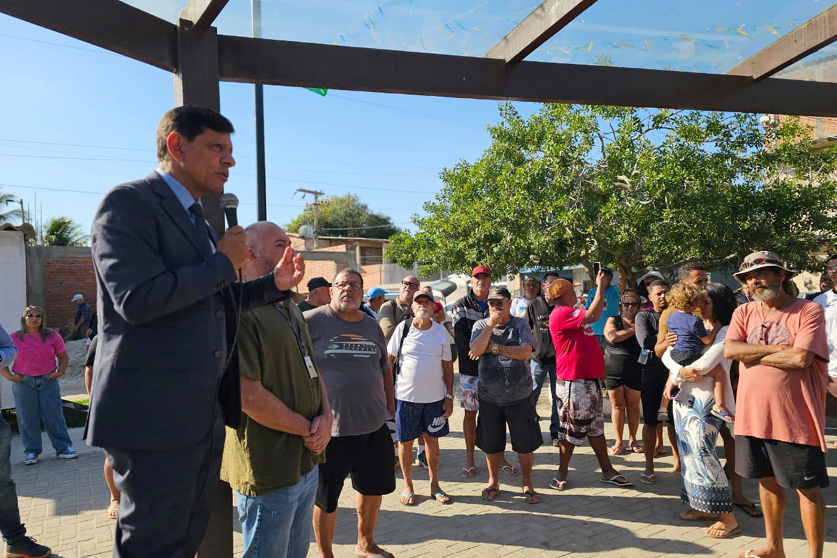 Marcelo Dino acompanha fiscalização e ouve moradores de Arraial do Cabo ameaçados de perder as moradias