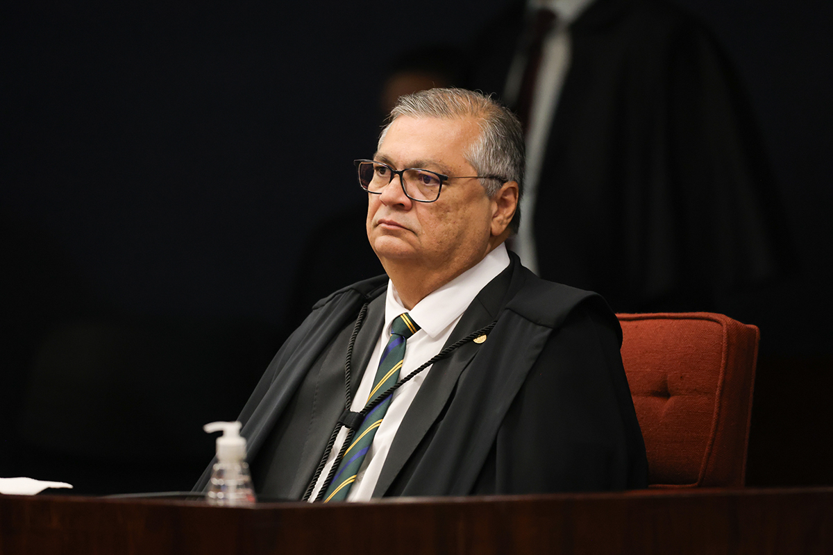 O Ministro Flávio Dino (foto) afirmou na decisão: “Das pesquisas realizadas, foram identificadas pelo menos 21 emendas parlamentares, num total de R$ 6,15 milhões, que foram empenhadas e pagas e que, nesse cenário, foram forjadamente documentadas para escamotear o verdadeiro solicitante da indicação”. Foto: Fábio Rodrigues Pozzebom/Agência Brasil STF bloqueia R$ 6 milhões de Eduardo Cunha por esquema com emendas