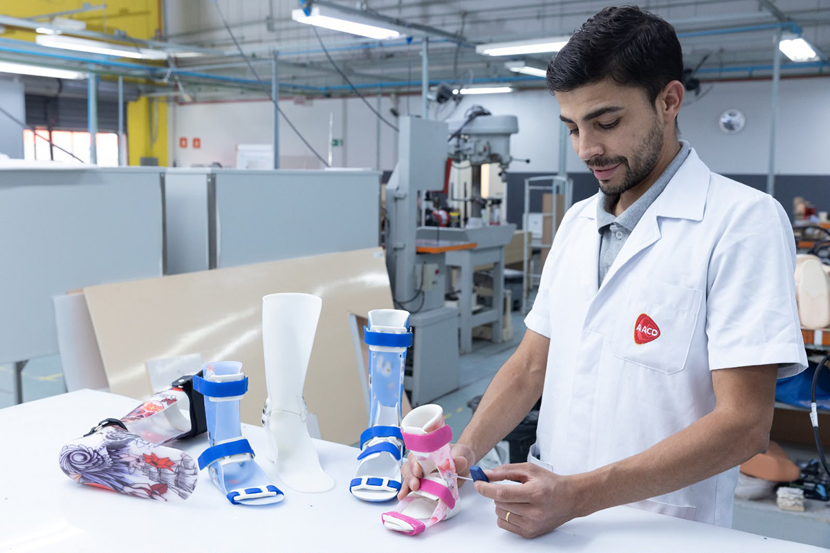 Foto: Divulgação/AACD Braskem doa 17 toneladas de resina para ampliar a produção de órteses e próteses da AACD