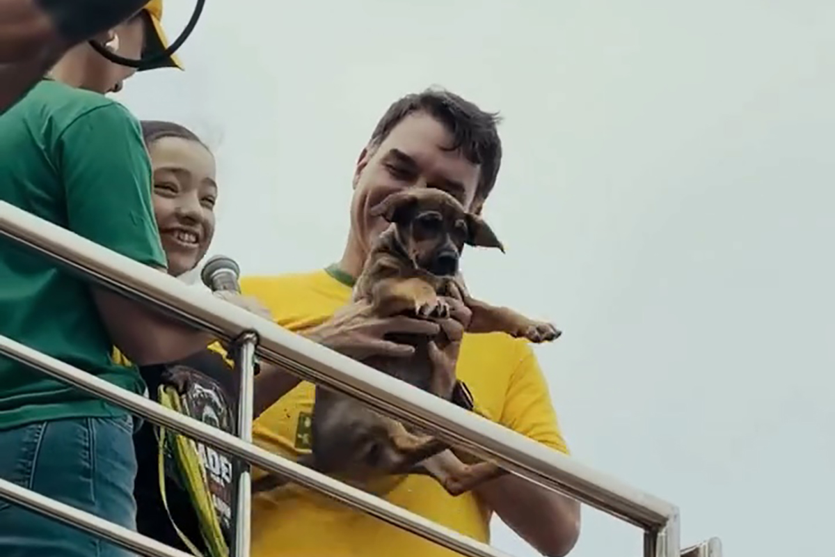 O cãozinho, vítima de maus tratos, foi resgatado na comunidade da Coreia. Na ocasião, o presidente da Comissão de Proteção e Defesa dos Animais da Alerj, deputado Marcelo Dino (Foto), precisou do auxílio de policiais da 53ª DP (Mesquita) para garantir a segurança da equipe e dos protetores voluntários. Foto: Divulgação Jornal Capital