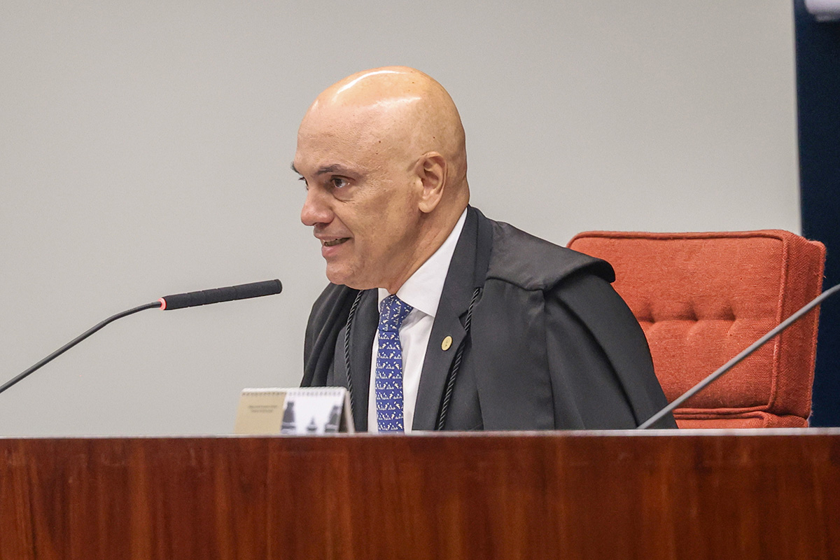 Moraes manda Flávio entregar passaporte e o proíbe de deixar o país